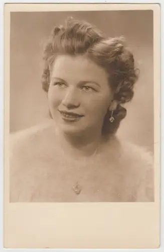 AK Portrait Hübsche junge Dame in hellem Kuschelpullover, Foto-Krannhals, Foto