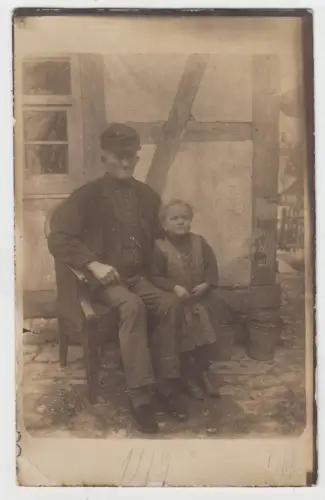 AK Portrait Opa und Enkelin, Anfang 20. Jahrhundert, Fotografie, Postkarte