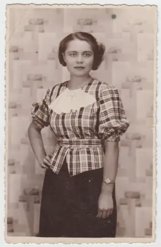 AK Portrait Hübsche junge Dame in karierter Bluse, 1935, Fotografie, vintage