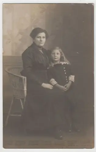 AK Portrait Frau und Mädchen in dunklen Kleidern, Fotografie, vintage, Postkarte