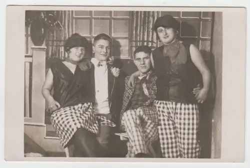 AK Gruppenfoto 2 Frauen und 2 Männer in karierten Hosen, Fotografie, Postkarte