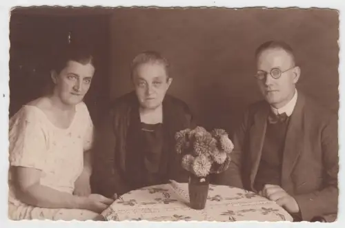 AK Portrait Paar mit Großmutter, Wittenberg, 1930, Fotografie, vintage, Postkart