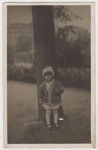 AK Portrait kleines Mädchen mit kleinem Schwein, Fotografie, vintage, Postkarte