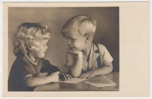 AK Portrait Zwei Kinder beim Brief schreiben, Mitte 20. Jahrhundert, Fotografie