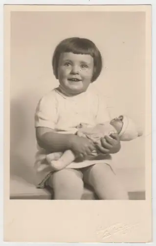 AK Didi 1940 - Portrait kleines Mädchen mit Puppe, Fotografie, vintage, Postkart