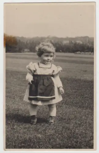 AK Didi - Portrait kleines Mädchen im Kleid mit Schürze, Fotografie, vintage