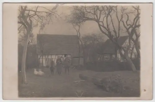AK Familienfoto auf Bauernhof mit Fachwerkhäusern, Anfang 20. Jahrhundert, Foto