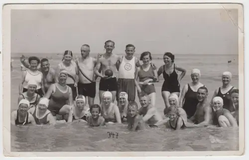 AK Gruppenfoto Menschen in Badesachen im Meer, Fotografie, Postkarte, vintage