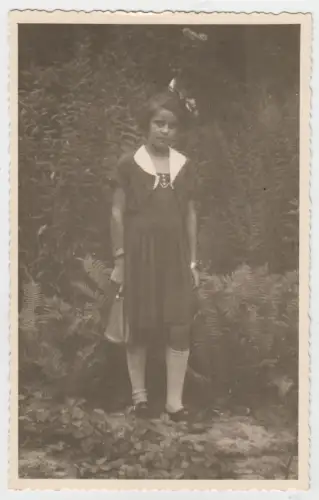 AK Portrait Junges Mädchen im Kleid mit Kniestrümpfen und Lederbeutel, Foto