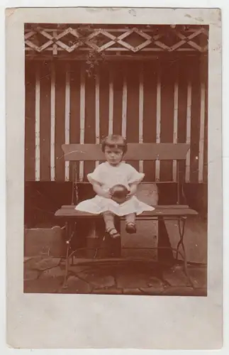 AK Portrait kleines Mädchen im weißen Kleid mit Ball auf Bank sitzend, 1926