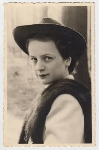 AK Portrait junge Dame mit Pelzstola und Hut, Fotografie, vintage, Postkarte
