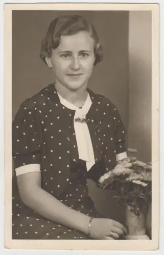 AK Portrait Junge Dame in gepunktetem Kleid mit Blumenstrauß, Fotografie, Karte