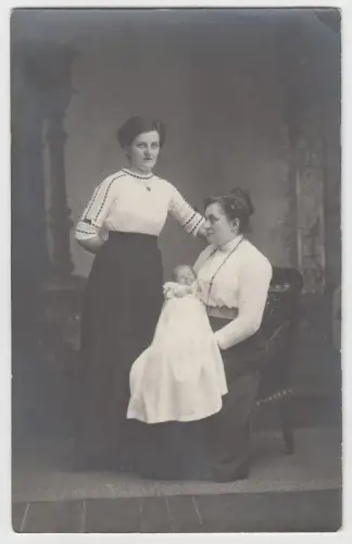 AK Portrait Ruth Großmann mit Mutter und Großmutter zur Taufe, Fotografie