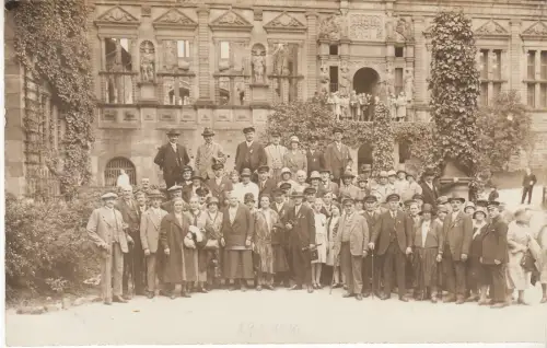 AK Schloss Heidelberg, Gruppenfoto Schlosshof, 1930, Postkarte, ungelaufen, gut