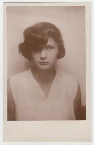 AK Suse Troll 1931 - Portrait junge Dame im weißen Kleid, Fotografie, vintage