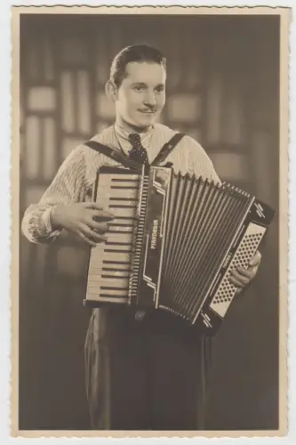 AK Portrait Junger Mann mit Akkordeon Piakordia Tonika 1, Fotografie, vintage