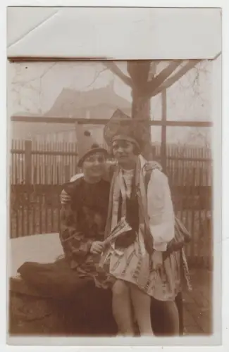 AK Portrait 2 junge Frauen in Faschings-Kostümen, Cellofix, vintage, Fotografie