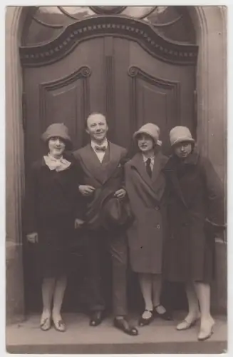 AK Portrait 3 junge Damen in Mänteln, 1 Herr im Anzug am Naschmarkt Leipzig 1928