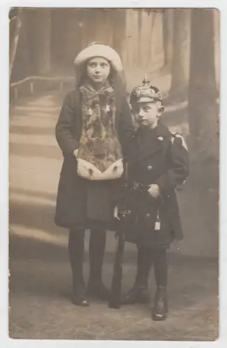 AK Portrait Geschwister, Mädchen mit Muff, Junge in Uniform mit Pickelhaube 1915