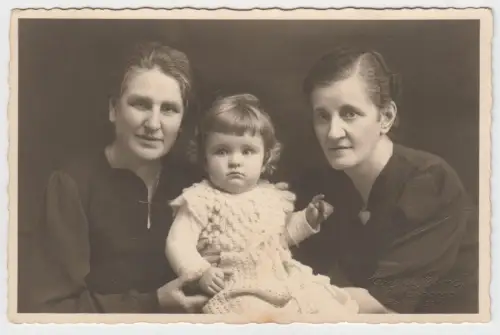 AK 2 Großmütter mit Didi zur Taufe 1938, Eugen Ebert, Wittenberg, Fotografie
