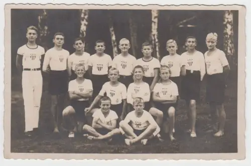 AK Gruppenfoto Sportgruppe T.V.T. - Jungen, Postkarte, Fotografie, vintage