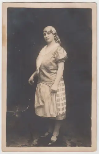 AK Portrait junge Frau mit Kopftuch und Schürze, Fotografie, vintage, Postkarte