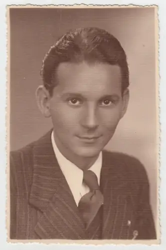 AK Portrait Junger Mann in gestreiftem Anzug mit Krawatte, Fotografie, vintage
