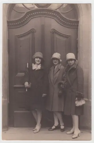 AK Portrait 3 junge Damen in Mänteln mit Hüten am Naschmarkt Leipzig, 1928