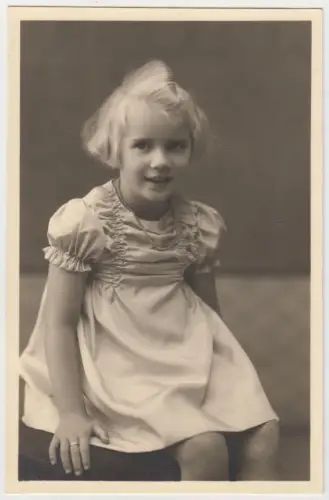 AK Portrait Blondes Mädchen mit Bobfrisur und Hahnenkamm, Postkarte, vintage