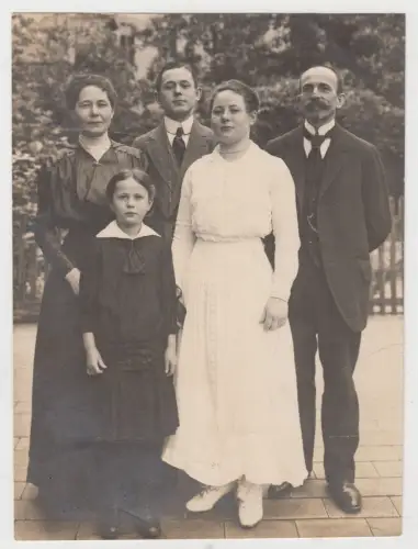 Fotografie: Familienporträt mit 5 Personen, um 1900, Jahrhundertwende, 20. Jhd.
