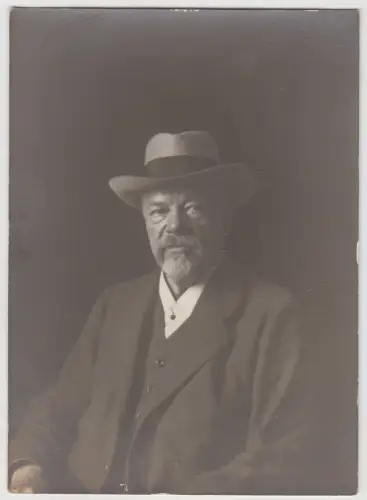 Fotografie: Porträt bürgerlicher Herr mit Hut 20.7.16, schwarzweiß, Original
