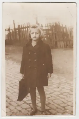 Fotografie: Mädchen im Mantel mit Tasche, Foto, vintage, gebraucht, gut