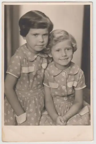 AK Zwei Mädchen in gemusterten Kleidern, Foto Deylig, Greiz, Foto, Postkarte