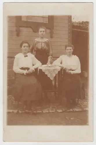 AK Portrait 3 junge Damen vorm Haus am Tisch mit Buch, Postkarte, vintage