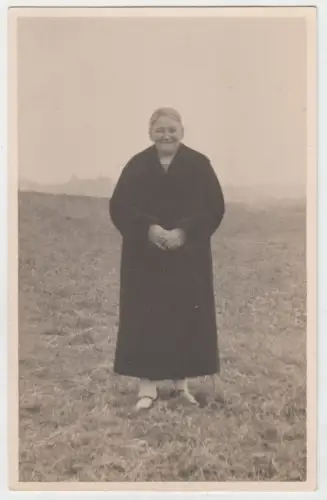 AK Portrait Freundliche ältere Dame im dunklen Mantel auf einer Wiese, Fotokarte