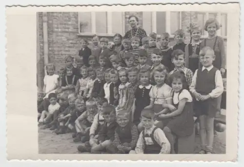 AK Gruppenfoto Kinder / Klassenfoto 1944. Für Hedwig von Grete. Leonar, Foto