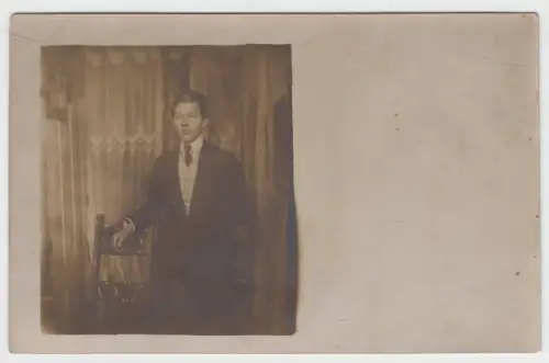 AK Herbert Gratkowski. Junger Mann im Anzug an Stuhl gelehnt, Foto, Postkarte