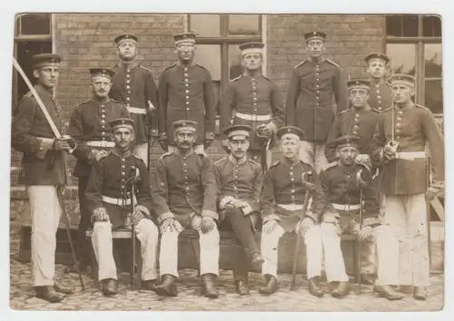 AK Gruppenfoto Männer in Uniform mit Säbeln, Militär, Postkarte, Foto