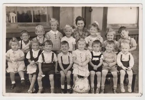 Fotografie: Gruppenbild Kinder - Schulklasse oder Kindergartengruppe, 20. Jhd.