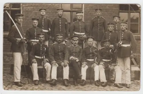 AK Gruppenfoto Männer in Uniform mit Säbeln, Militär, Foto, Postkarte