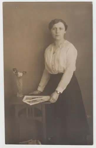 AK Herta, 1916 - Portrait Junge Dame mit Armbanduhr, Foto-Automatic-Union, Foto