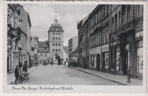 AK Borna (Bez. Leipzig). Reichsstraße mit Reichstor, Trinks & Co., Postkarte
