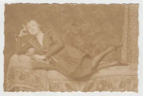 AK Marianne, 1921 - Portrait junge Dame auf Kanapee mit Zigarette, Foto, vintage