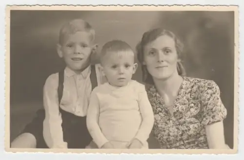 AK Portrait Gretel und Kinder, Berlin 11.9.44, Rudolph, Fürstenberg, Fotokarte
