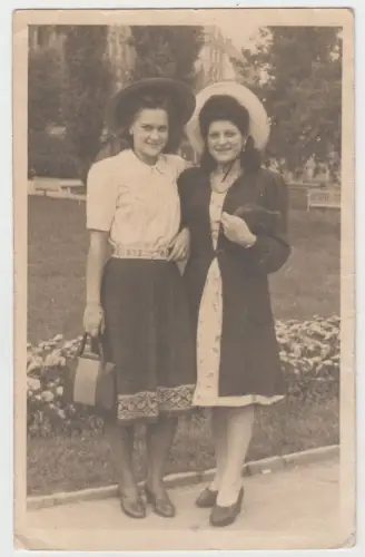 Fotografie: Portrait Zwei junge Damen mit Hut in Leipzig, 1947, vintage