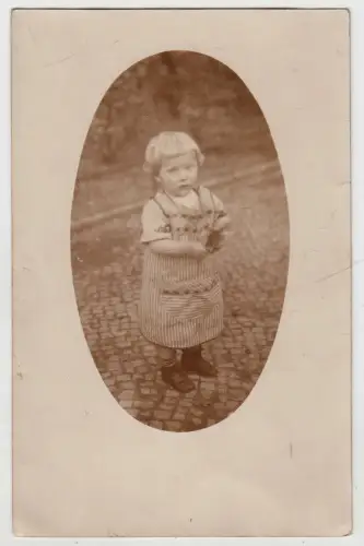 AK Portrait Blondes Mädchen im Schürzenkleid, Postkarte, ungelaufen, vintage