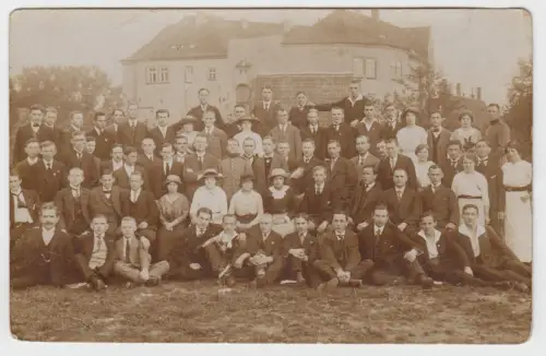 AK Gruppenfoto vor großem Gebäude, R. Hennig, Radeberg, Lindenhof, Postkarte