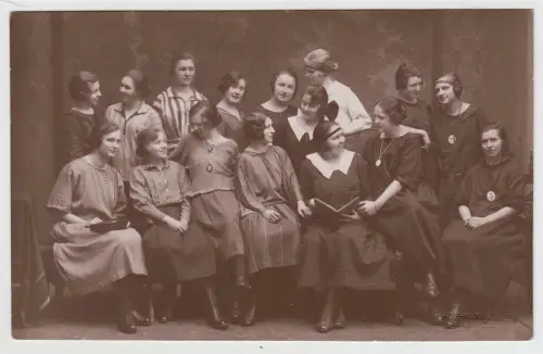 AK Gruppenfoto 15 junge Frauen 1924, Klassenschwestern aus der F1b, Foto, vintag