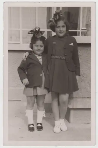 AK Porträt Zwei Mädchen, Mitte 20. Jahrhundert, Schwestern, vintage, schwarzweiß