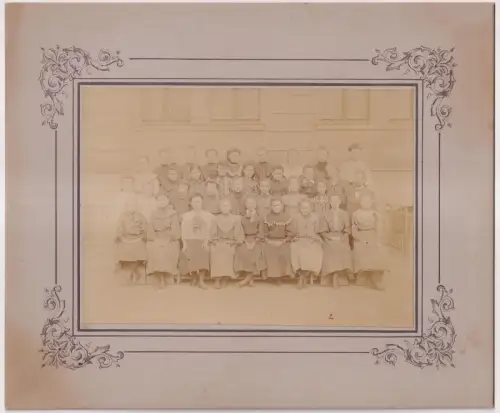 Fotografie: Gruppenbild Klassenfoto um 1900, Mädchen, Schulkasse, Mädchenschule